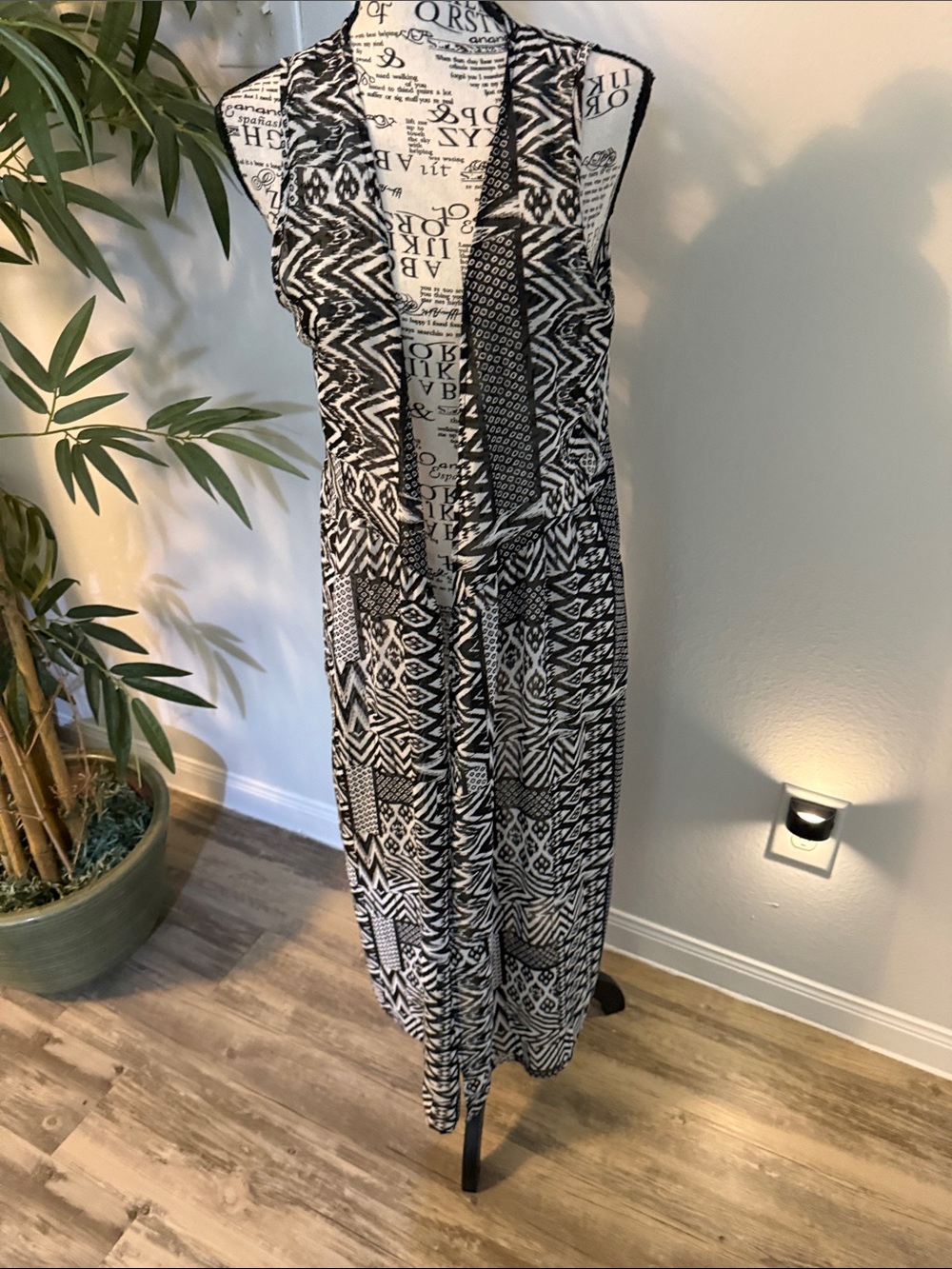 New Look Black and White Sleeveless Patterned long vest